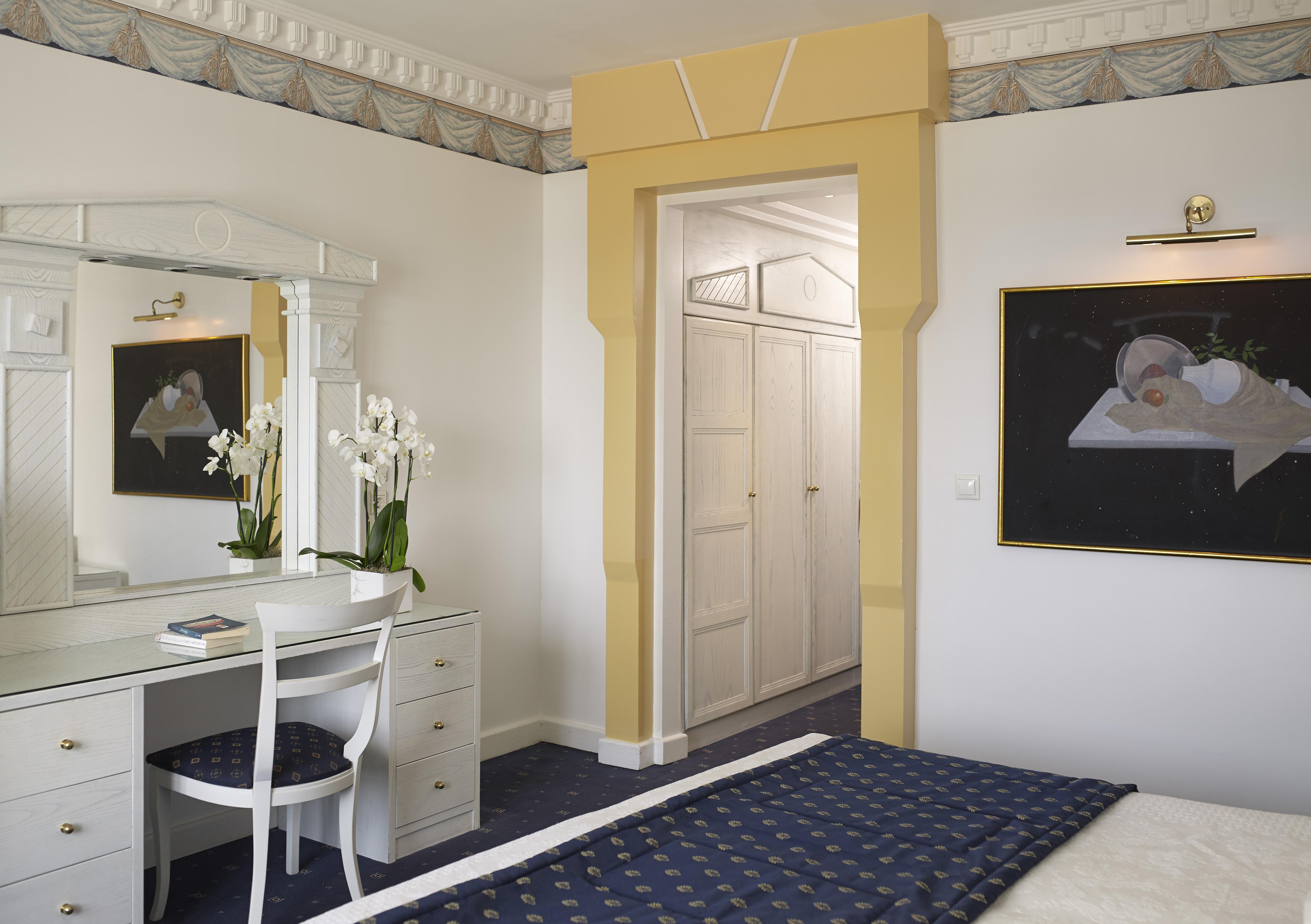 Mitsis Grand Hotel Rhodes City Exterior photo A room at the Hotel de l'Europe